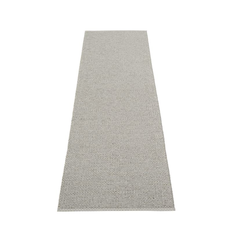 Svea Kunststoffteppich in warmem Grau, 70x240 cm, von Pappelina. Moderner Teppich für Innenräume.